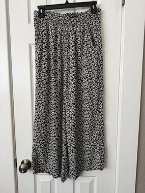 American Eagle Black and White Floral Wide-Leg cropped pants